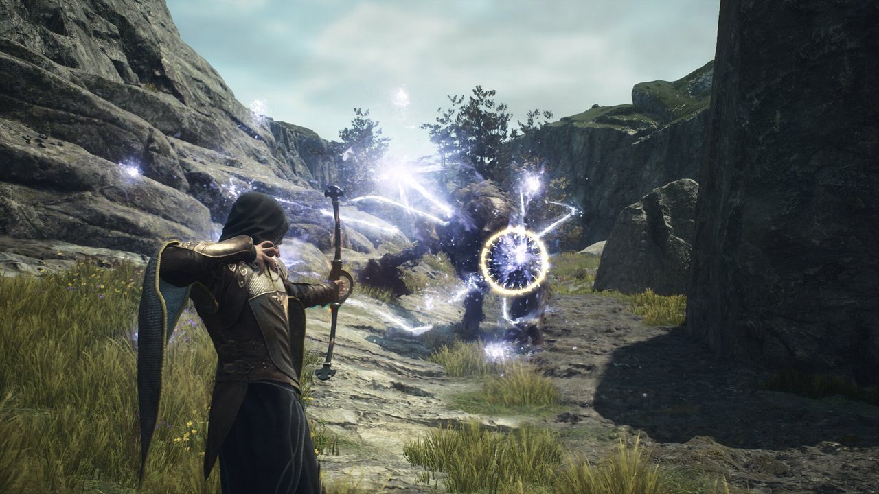 ドラゴンズドグマ2の戦闘シーン。フード姿の射手が、魔法の光の輪を放っている画面